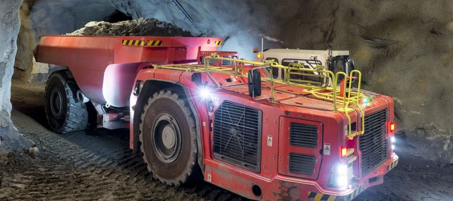 Camioanele miniere inteligente Sandvik automatizează transportul cu AutoMine