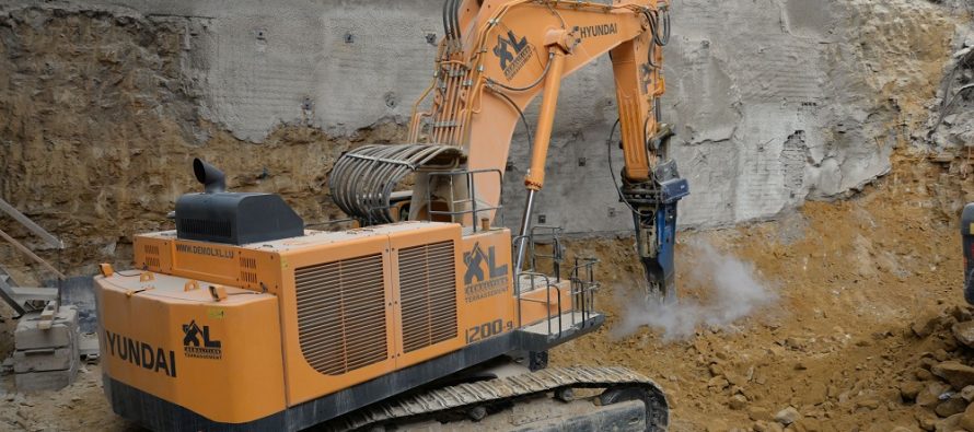 Premieră europeană pentru un excavator Hyundai de 120 t, într-un proiect de demolare