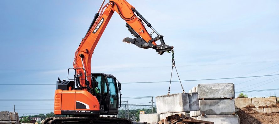 Doosan expune la World of Concrete 2018 excavatorul DX140LCR-5 reduced-tail-swing