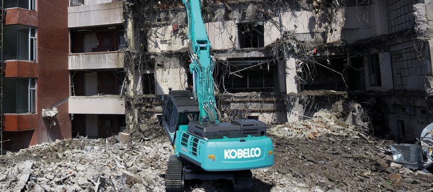 Kobelco lansează pe piața europeană două noi excavatoare pentru demolări la mare înălțime