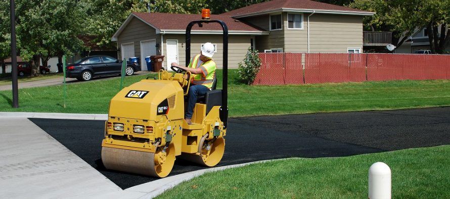 Caterpillar își completează gama de compactoare de asfalt articulate cu două noi modele