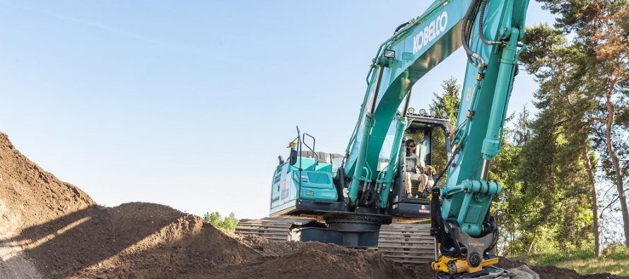 Excavatoarele Kobelco vor fi echipate cu rotoare basculante Engcon și funcție automată de înclinare
