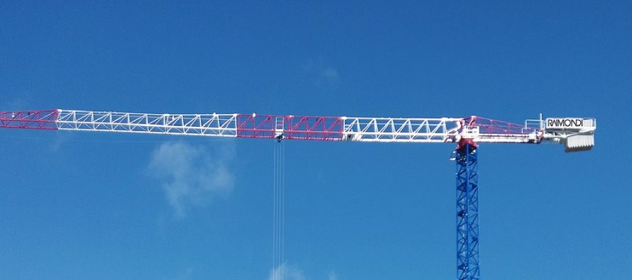 A Raimondi MRT159 flattop tower crane is currently at work in Romania on a residential jobsite