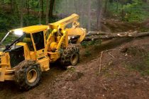 Tigercat prezintă tractorul articulat forestier cu braț hidraulic cu graifer 602