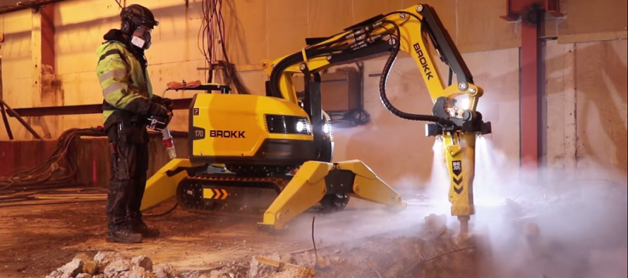 Brokk introduce pe roboții săi pentru demolări un sistem de pulverizare a apei
