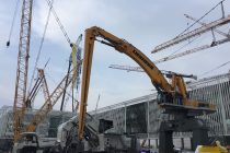 Inovații Liebherr pentru operațiuni portuare – excavatorul manipulator LH 110 C Gantry Port