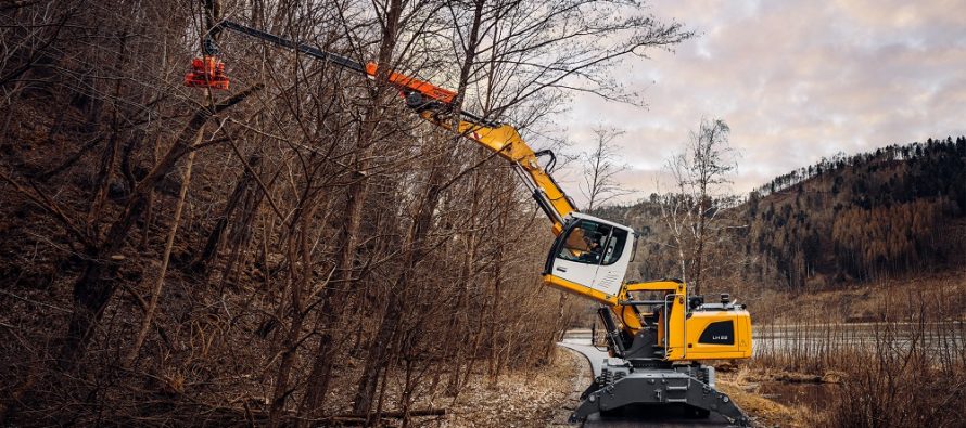 Liebherr prezintă noi combinații de echipamente pentru îngrijirea copacilor și industria lemnului