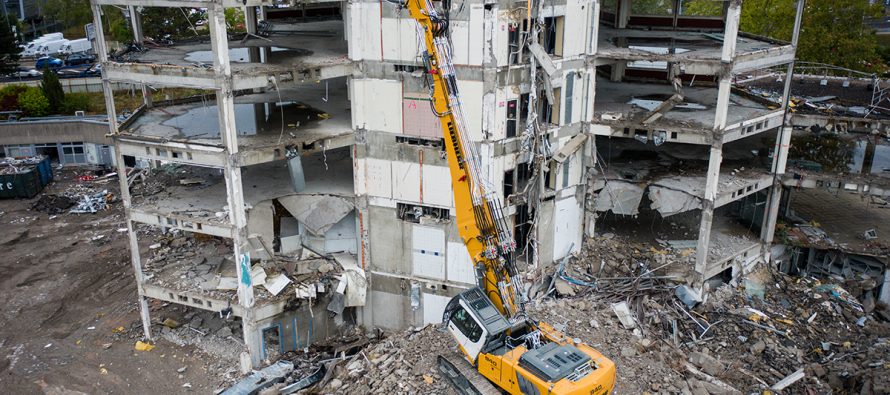 Liebherr lansează excavatorul R 940 Demolition, ce înlocuiește modelul anterior R 944 C