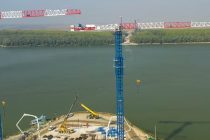 Patru macarale turn flat-top Raimondi MRT294 lucrează la construcția podului suspendat peste Dunăre de la Brăila