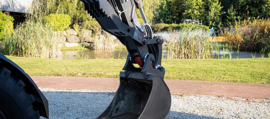 Mecalac launches a hydraulic thumb for its 6MCR and 7MWR excavators