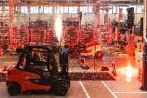 Linde delivers 1.000.000th counterbalance truck produced in Aschaffenburg