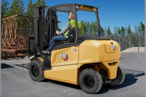 Cat 4.0 to 5.5-tonne electrics challenge IC engine forklifts