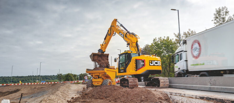 JCB lansează primul excavator cu rază redusă și motor Stage V din Seria X