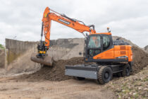Doosan introduce noul excavator pe roți DX165WR-7 cu rază redusă
