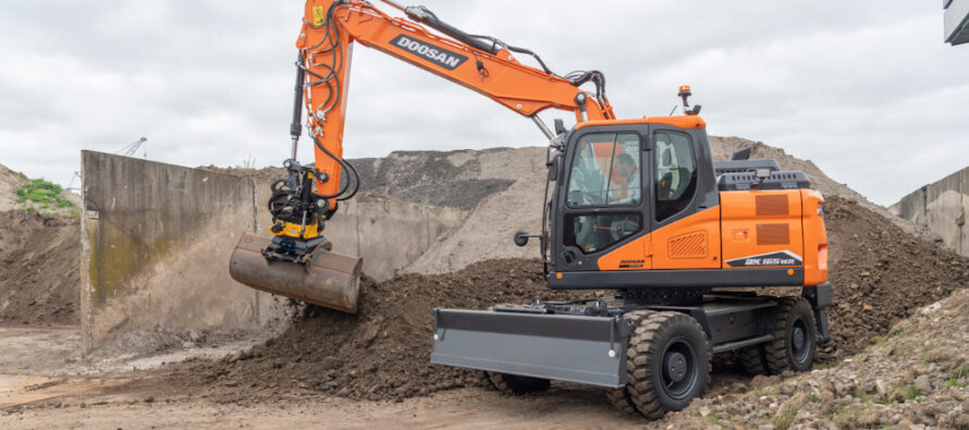 Doosan introduce noul excavator pe roți DX165WR-7 cu rază redusă