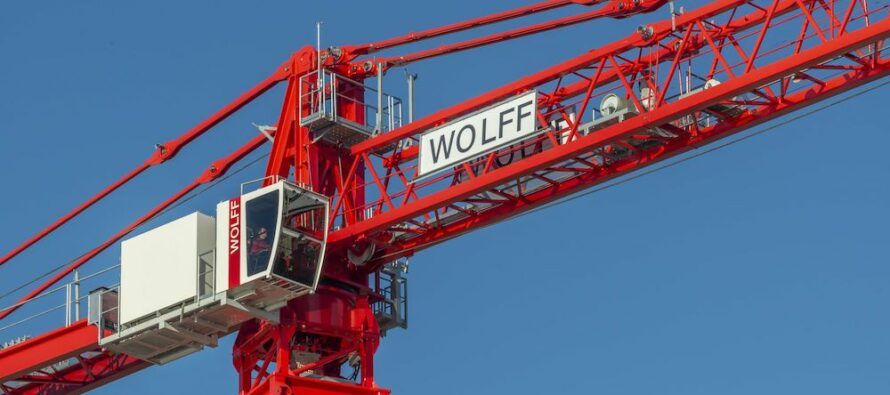 Wolffkran a introdus modelul WOLFF 8076 Comapct, prima sa macara turn „saddle jib” în clasa de 800 mt
