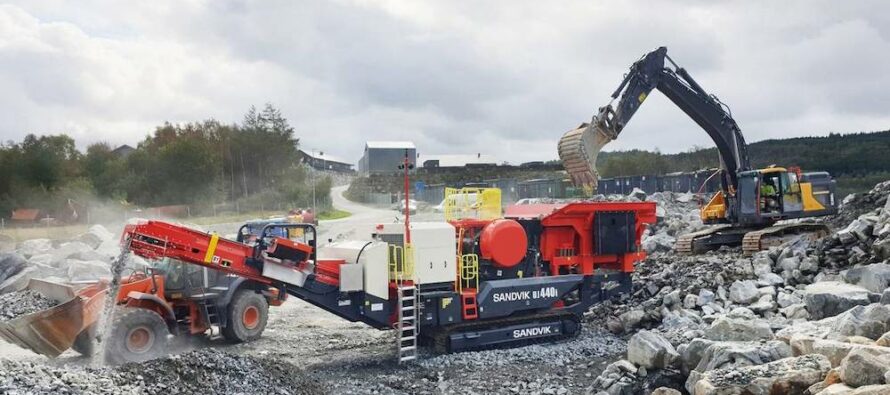 Robust and reliable mobile solution with Sandvik UJ440i jaw crusher