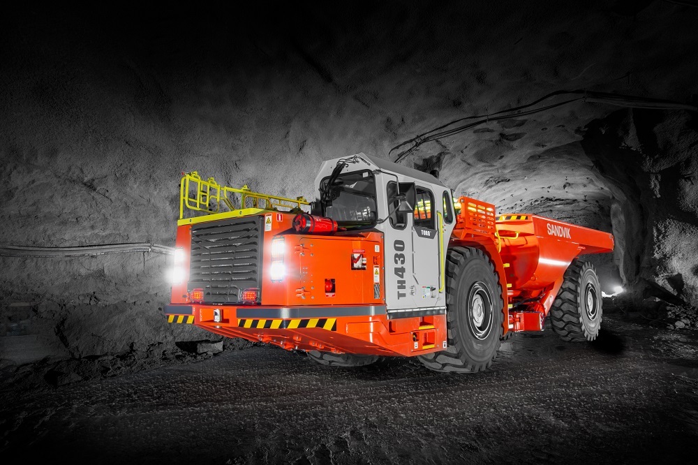 Th430 Camionul minier subteran Sandvik Toro TH430 de 30 t are acum motor ...