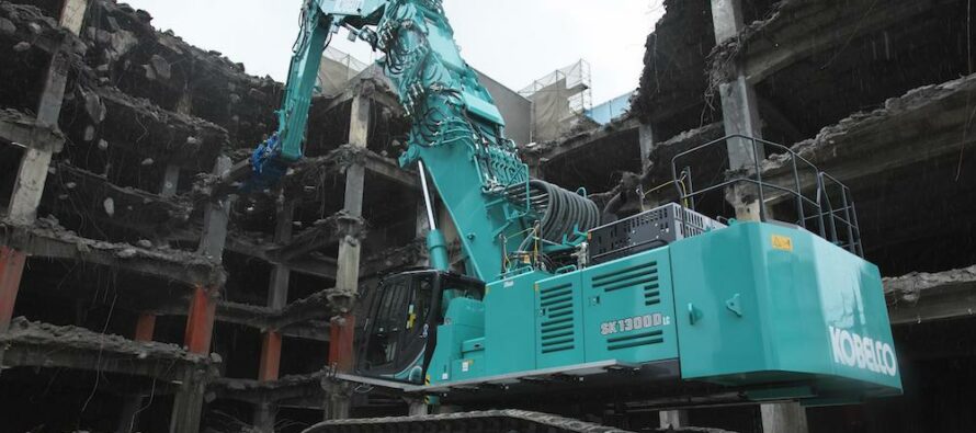 Kobelco aduce în Europa colosalul excavator Ultra-High Reach Demolition de 130 t