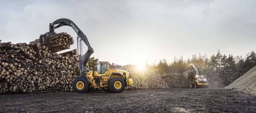 Volvo L200H High-Lift extends log handling abilities