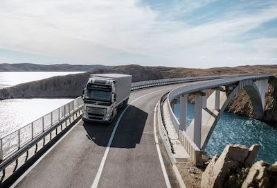 Cel mai bine vândut camion Volvo celebrează 30 de ani de inovație