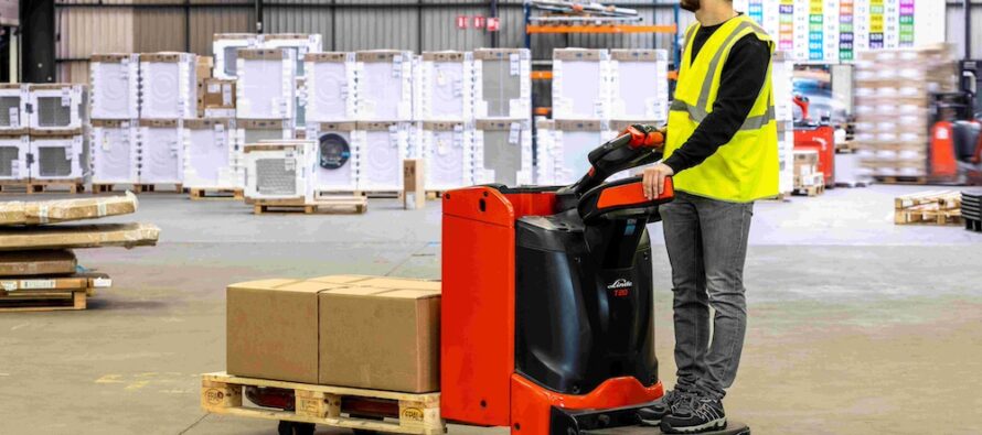 A versatile, compact pallet truck with foldable operator platform from Linde MH