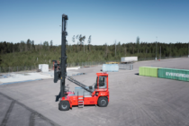 Kalmar introduce un nou stivuitor electric de manipulat containere goale