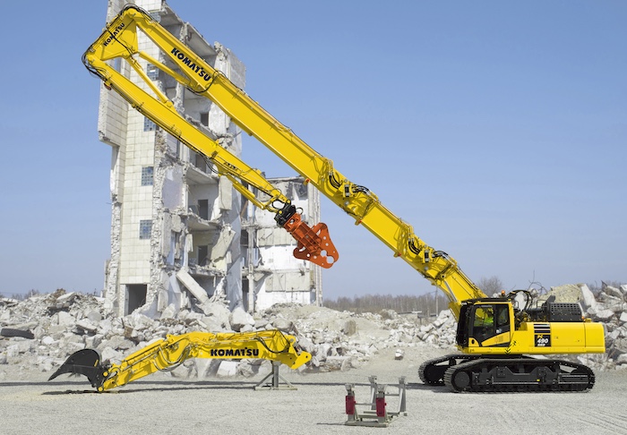 Komatsu extinde oferta de simulatoare și pentru excavatoarele de demolare la mare înălțime