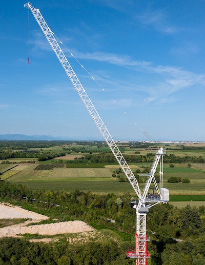 Noua macara turn Terex cu braț înclinat extinde limitele de excelență pe șantiere