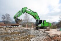 Sennebogen demolition machine with digging boom and digging bucket for heavy-duty work