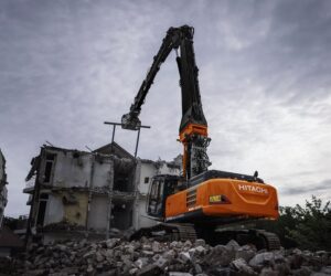 Hitachi expune la Bauma șase excavatoare adaptate pentru aplicații speciale