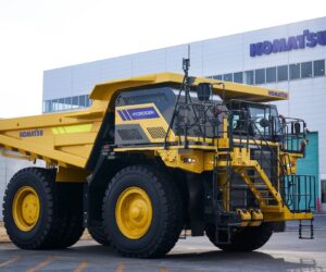 Komatsu începe testele primului camion rigid din lume cu motor termic cu hidrogen