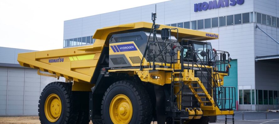 Komatsu începe testele primului camion rigid din lume cu motor termic cu hidrogen