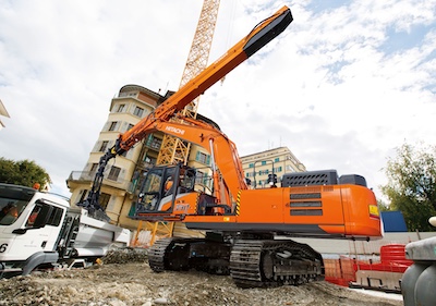 Hitachi expune la Bauma șase excavatoare adaptate pentru aplicații speciale 