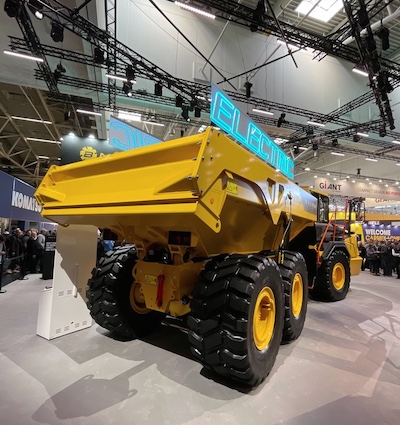 Premieră Volvo la Bauma 2025: camionul articulat A30 Electric