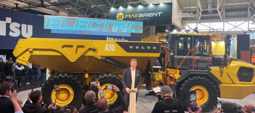 Premieră Volvo la Bauma 2025: camionul articulat A30 Electric