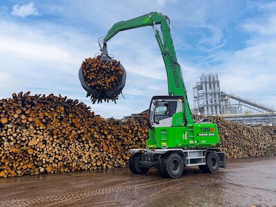 Sennebogen introduce noi utilaje pick-and-carry pentru industria lemnului
