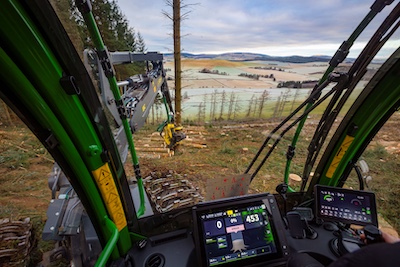 John Deere prezintă o nouă combinație de harvester și cap de recoltare, la Forexpo 2025