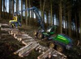 John Deere presents a new combination of a large 8-wheeled harvester and a new harvester head at Forexpo