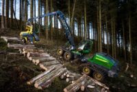 John Deere presents a new combination of a large 8-wheeled harvester and a new harvester head at Forexpo