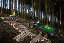 John Deere presents a new combination of a large 8-wheeled harvester and a new harvester head at Forexpo