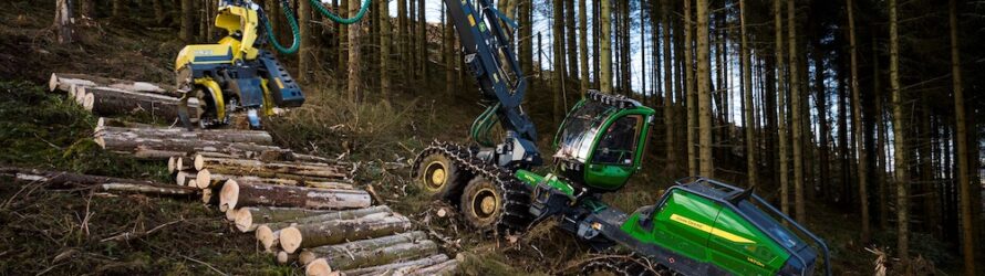 John Deere presents a new combination of a large 8-wheeled harvester and a new harvester head at Forexpo