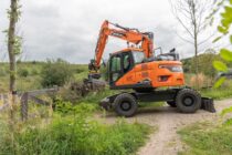 Develon aduce îmbunătățiri de performanță noii game de excavatoare pe roți