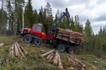 Noul forwarder Komatsu 898 are o capacitate de încărcare de 25 de tone