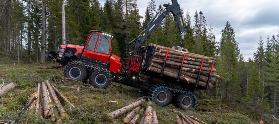 Noul forwarder Komatsu 898 are o capacitate de încărcare de 25 de tone