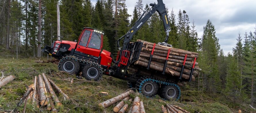 Noul forwarder Komatsu 898 are o capacitate de încărcare de 25 de tone