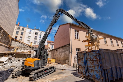 Divizia CASE Special Applications pune la treabă primul excavator ultra-compact pentru demolări la înălțime