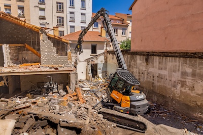 Divizia CASE Special Applications pune la treabă primul excavator ultra-compact pentru demolări la înălțime