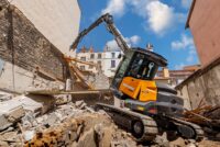 Divizia CASE Special Applications pune la treabă primul excavator ultra-compact pentru demolări la înălțime