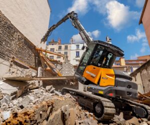 Divizia CASE Special Applications pune la treabă primul excavator ultra-compact pentru demolări la înălțime